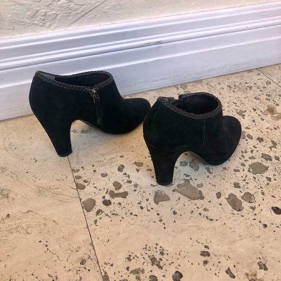 SOLD NWOT Tahari Booties Size 6 - Picture 6 of 12